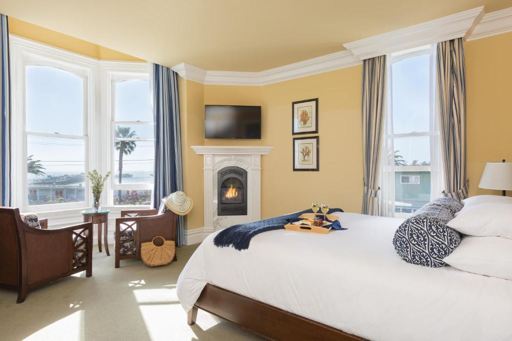 Superior King with Beach View interior
